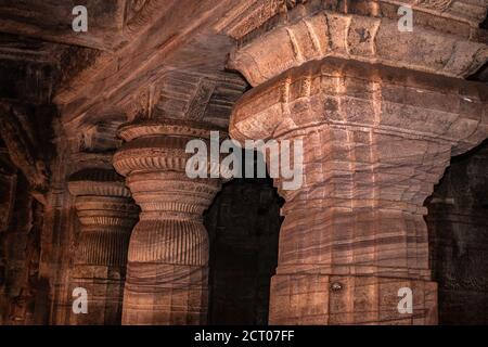 badami grotta tempio interno pilastri arte in pietra nei dettagli immagine è presa a badami karnataka india. è patrimonio dell'umanità dell'unesco e luogo di sorprendente cha Foto Stock