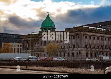 Glasgow / Scozia - Nov 15 2013: Caduta in città. Vista sull'edificio della Biblioteca Mitchell. Cielo blu con nuvole. Foto Stock