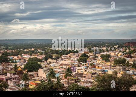 la vista sulla città di badami dalla cima della collina al mattino, con un cielo luminoso, viene scattata a badami karnataka india, che mostra la splendida vista della città di badami. Foto Stock