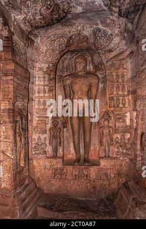 badami sculture di divinità giaine scolpite sulle pareti l'antica arte in pietra nei dettagli l'immagine è presa a badami karnataka india. è patrimonio dell'umanità dell'unesco Foto Stock