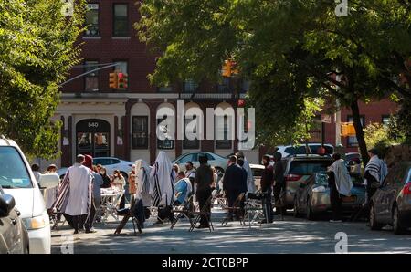 Adoratori si riuniscono in una strada di New York per un Servizio all'aperto Rosh Hashana durante il coronavirus o covid-19 pandemia Foto Stock