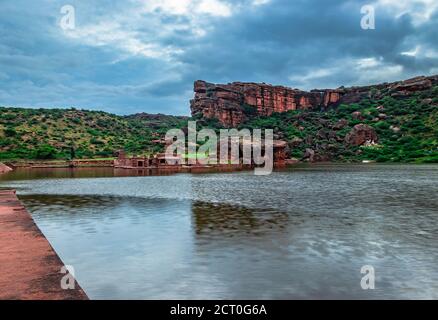 lago incontaminato con sfondo di montagna e luminoso cielo lungo esposizione L'immagine scattata all'alba mostra la bellezza del Bhutanatha Tempio sulle rive di Aga Foto Stock