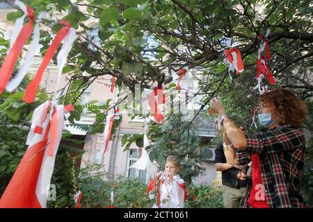 Kiev, Ucraina. 20 Settembre 2020. Si legano nastri bianchi e rossi su un albero di fronte all'ambasciata bielorussa durante un raduno di solidarietà con le proteste in Bielorussia a Kiev, Ucraina, il 20 settembre 2020. I membri della comunità bielorussa in Ucraina e gli attivisti ucraini hanno tenuto la marcia della solidarietà con le proteste bielorusse contro i risultati delle elezioni presidenziali. Credit: Serg Glovny/ZUMA Wire/Alamy Live News Foto Stock