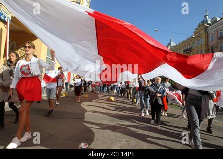 Kiev, Ucraina. 20 Settembre 2020. La gente partecipa a un rally di solidarietà con le proteste in Bielorussia a Kiev, Ucraina, 20 settembre 2020. I membri della comunità bielorussa in Ucraina e gli attivisti ucraini hanno tenuto la marcia della solidarietà con le proteste bielorusse contro i risultati delle elezioni presidenziali. Credit: Serg Glovny/ZUMA Wire/Alamy Live News Foto Stock