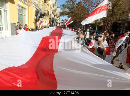 Kiev, Ucraina. 20 Settembre 2020. La gente partecipa a un rally di solidarietà con le proteste in Bielorussia a Kiev, Ucraina, 20 settembre 2020. I membri della comunità bielorussa in Ucraina e gli attivisti ucraini hanno tenuto la marcia della solidarietà con le proteste bielorusse contro i risultati delle elezioni presidenziali. Credit: Serg Glovny/ZUMA Wire/Alamy Live News Foto Stock