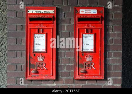 Royal Mail scatola a due posti in un muro, Londra Inghilterra Regno Unito Regno Unito Foto Stock