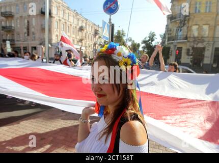 Kiev, Ucraina. 20 Settembre 2020. La gente partecipa al rally di solidarietà con le proteste in Bielorussia a Kiev, Ucraina, 20 settembre 2020. I membri della comunità bielorussa in Ucraina e gli attivisti ucraini hanno tenuto la marcia della solidarietà con le proteste bielorusse contro i risultati delle elezioni presidenziali. Credit: Serg Glovny/ZUMA Wire/Alamy Live News Foto Stock