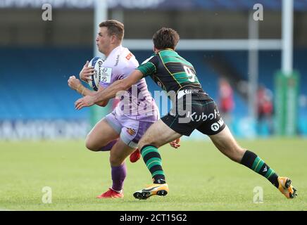 Joe Simmonds di Exeter City (a sinistra) e Henry Taylor dei Northampton Saints in azione durante la partita finale del quartiere Heineken Champions Cup a Sandy Park, Exeter. Foto Stock