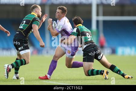 Joe Simmonds (centro) di Exeter City è combattuto da Rory Hutchinson dei Santi di Northampton (a sinistra) e Henry Taylor in azione durante la partita finale del quarto della Heineken Champions Cup a Sandy Park, Exeter. Foto Stock