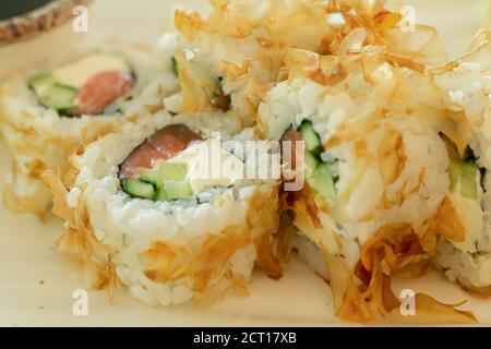 Primo piano con piatti tradizionali giapponesi. Set di panini Bonito sushi con salmone, formaggio e fiocchi di tonno affumicati Foto Stock