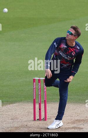 Londra, Stati Uniti. 20 Settembre 2020. LONDRA, INGHILTERRA, SETTEMBRE 20 2020: Joe Dilly del bowling di Kent durante la partita Vitality Blast Surrey contro Kent al Kia Oval Cricket Ground, Londra, Inghilterra, 20 settembre 2020 (Foto di ESPA/Cal Sport Media/Sipa USA) Credit: Sipa USA/Alamy Live News Foto Stock