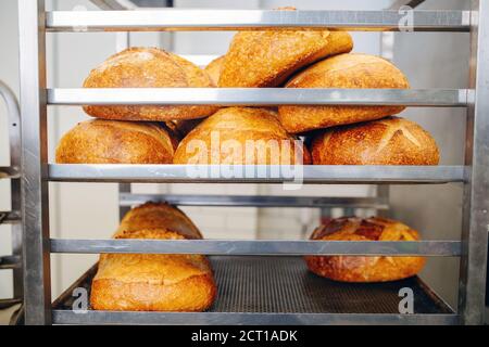 Dorati croccanti panaffè appena cakeden raffreddamento su un ferro da stiro ripiano Foto Stock