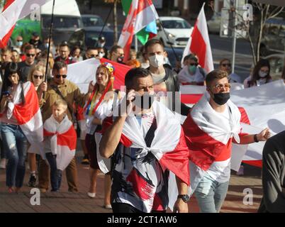 Kiev, Ucraina. 20 Settembre 2020. La gente partecipa al rally di solidarietà con le proteste in Bielorussia a Kiev, Ucraina, 20 settembre 2020. I membri della comunità bielorussa in Ucraina e gli attivisti ucraini hanno tenuto la marcia della solidarietà con le proteste bielorusse contro i risultati delle elezioni presidenziali. Credit: Serg Glovny/ZUMA Wire/Alamy Live News Foto Stock