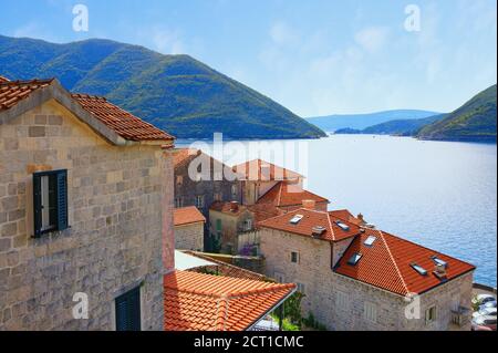 Splendido paesaggio mediterraneo autunnale. Montenegro. Vista della parte più stretta della baia di Cattaro (stretto di Verige) e tetti rossi dell'antica città di per Foto Stock