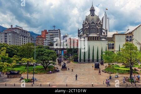 Paesaggio urbano su Plaza Botero Square con persone a piedi, Medellin, Colombia. Foto Stock