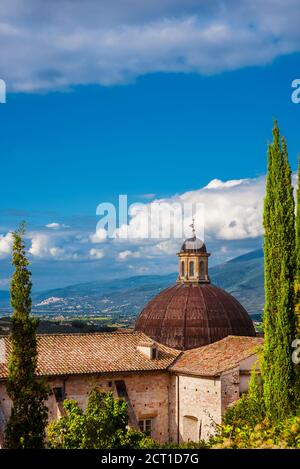 Vista sulla splendida campagna umbra con cupola del Duomo e. La città di Trevi sullo sfondo dell'antica Città di Spoleto Foto Stock