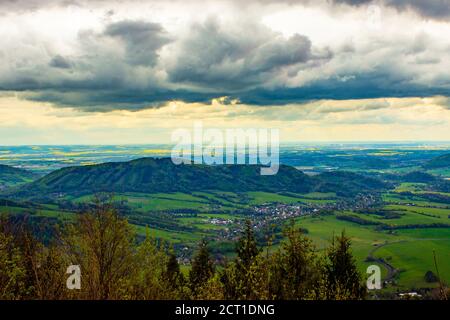 Vista da velky javornik sulle montagne beskydy a frenstat pod radhostem nella repubblica ceca. Il cielo blu è ricoperto di nuvole scure. Foto Stock