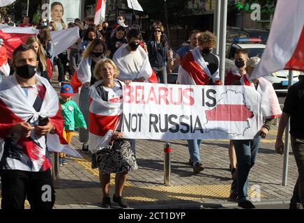 Kiev, Ucraina. 20 Settembre 2020. La gente partecipa al rally di solidarietà con le proteste in Bielorussia a Kiev, Ucraina, 20 settembre 2020. I membri della comunità bielorussa in Ucraina e gli attivisti ucraini hanno tenuto la marcia della solidarietà con le proteste bielorusse contro i risultati delle elezioni presidenziali. Credit: Serg Glovny/ZUMA Wire/Alamy Live News Foto Stock