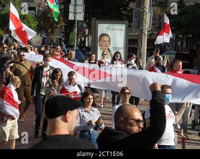 Kiev, Ucraina. 20 Settembre 2020. La gente partecipa al rally di solidarietà con le proteste in Bielorussia a Kiev, Ucraina, 20 settembre 2020. I membri della comunità bielorussa in Ucraina e gli attivisti ucraini hanno tenuto la marcia della solidarietà con le proteste bielorusse contro i risultati delle elezioni presidenziali. Credit: Serg Glovny/ZUMA Wire/Alamy Live News Foto Stock