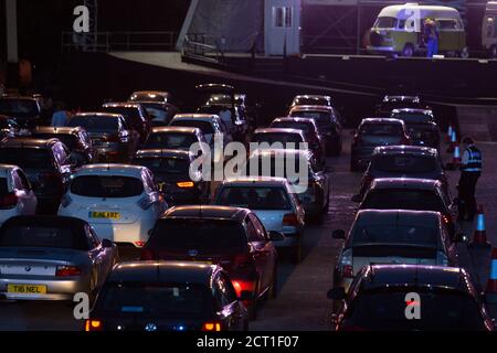 File di auto sono parcheggiate di fronte al palco per guardare la bohème di Puccini è eseguito da membri dell'Opera Nazionale Inglese (ENO) come drive-in (ENO Drive and Live) presso Alexandra Palace, il 18 settembre 2020, a Londra, Inghilterra. Si tratta della prima esibizione pubblica dell'ENO dalla chiusura della sede del West End Colisseum, a causa del blocco pandemico di Coronavirus a marzo. Si tratta della prima produzione operistica drive-in dal vivo in Europa che il pubblico può sperimentare in tutta sicurezza dalle proprie auto e dalla prima performance pubblica di ENO dalla chiusura della sede del West End Colisseum, grazie al C Foto Stock