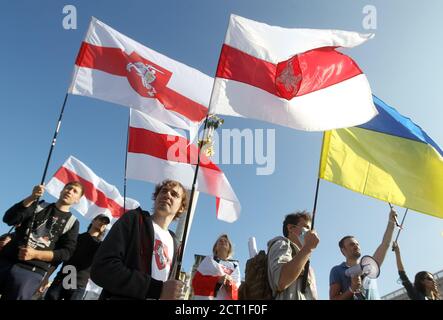 Kiev, Ucraina. 20 Settembre 2020. La gente partecipa al rally di solidarietà con le proteste in Bielorussia sulla Piazza dell'Indipendenza a Kiev, Ucraina, 20 settembre 2020. I membri della comunità bielorussa in Ucraina e gli attivisti ucraini hanno tenuto la marcia della solidarietà con le proteste bielorusse contro i risultati delle elezioni presidenziali. Credit: Serg Glovny/ZUMA Wire/Alamy Live News Foto Stock