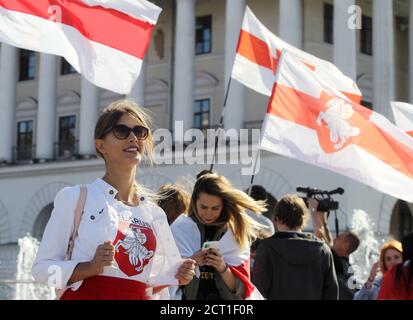 Kiev, Ucraina. 20 Settembre 2020. La gente partecipa al rally di solidarietà con le proteste in Bielorussia sulla Piazza dell'Indipendenza a Kiev, Ucraina, 20 settembre 2020. I membri della comunità bielorussa in Ucraina e gli attivisti ucraini hanno tenuto la marcia della solidarietà con le proteste bielorusse contro i risultati delle elezioni presidenziali. Credit: Serg Glovny/ZUMA Wire/Alamy Live News Foto Stock