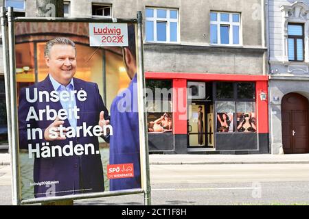 Vienna, Austria. Manifesti elettorali del SPÖ (Partito socialdemocratico d'Austria) per le elezioni comunali del 11 ottobre 2020 a Vienna. Iscrizione "il nostro mercato del lavoro in mani forti”. Foto Stock