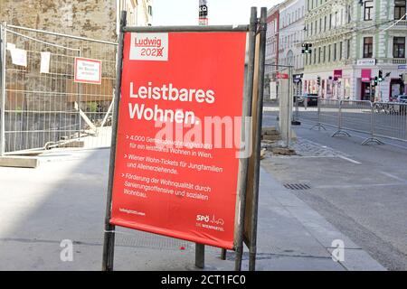 Vienna, Austria. Manifesti elettorali del SPÖ (Partito socialdemocratico d'Austria) per le elezioni comunali del 11 ottobre 2020 a Vienna. Iscrizione "Alloggi accessibili". Foto Stock