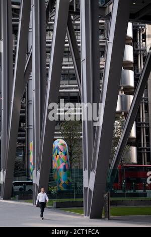 Un lavoratore d'ufficio cammina sotto l'architettura di 22 Leadenhall Street, (alias Leadenhall Building) in Leadenhall Street nella città di Londra durante la pandemia di Coronavirus, un periodo in cui i lavoratori degli uffici lavorano ancora in gran parte da casa, il 16 settembre 2020, a Londra, Inghilterra. Il grattacielo commerciale è stato inaugurato nel luglio 2014 ed è stato progettato da Rogers Stirk Harbour + Partners ed è conosciuto in modo informale come "The Cheesegrater" per la sua caratteristica forma a cuneo. Foto Stock