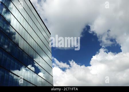 Riflessione sul cloud nell'edificio moderno degli uffici Foto Stock