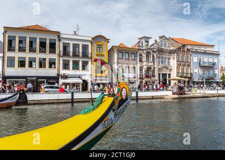 Primo piano di una colorata prua barca nel centro storico di Aveiro, in Portogallo Foto Stock