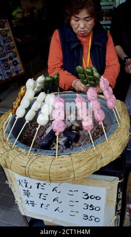 La donna giapponese che vende è un Dango (gnocchi giapponesi e dolce fatto da mochiko (farina di riso)), Takamatsu città, Shikoku, Giappone 2012 Foto Stock