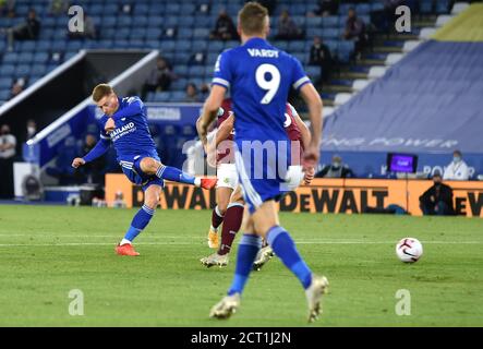 Harvey Barnes (a sinistra) di Leicester City segna il primo gol del gioco durante la partita della Premier League al King Power Stadium di Leicester. Foto Stock