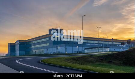 Strada che conduce al Centro di adempimento Amazon al mattino nebbia Foto Stock