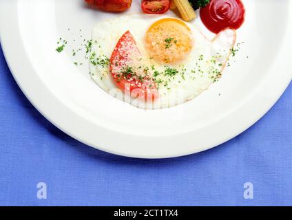 Avocado fritto a fette di uovo e uovo su tamoto tostato sana prima colazione o snack. Adatto per ristoranti, hotel, menu di spuntini domestici, stampe digitali su carta Foto Stock