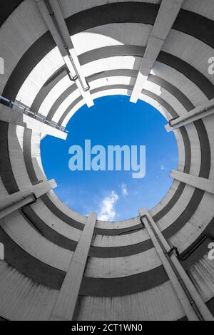 Cielo blu nel mezzo della strada a spirale del parco Foto Stock