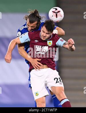 Caglar Soyuncu di Leicester City (a sinistra) e Kevin Long di Burnley combattono per la palla durante la partita della Premier League al King Power Stadium di Leicester. Foto Stock