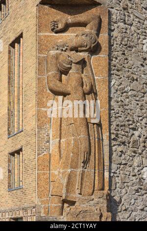 Primo piano di una statua di "fratello amore" di Edward & Frans Van Raemdonck sulla porta della Pace presso la Yser Tower a Kaaskerke (Diksmuide), Belgio Foto Stock