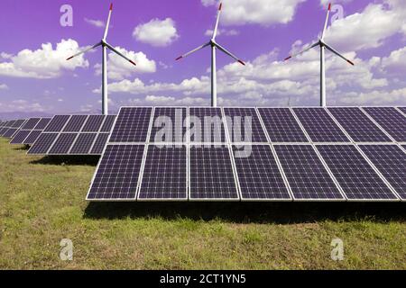 Collage fotografico di pannelli solari e torbine eoliche, fonte di energia elettrica alternativa - concetto di risorse sostenibili. Foto Stock