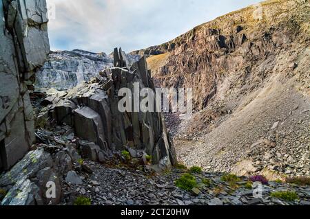 Bramme di ardesia frastagliate nella cava di ardesia Dinorwic nel nord Galles Foto Stock