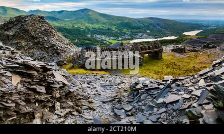 Scatti panoramici di edifici in rovina e rovinare cumuli a Dinorwic Cava di ardesia nel Galles del Nord Foto Stock