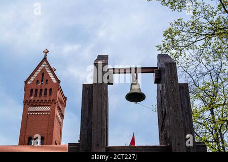 Minsk, Bielorussia - 29 aprile 2017: Chiesa di San Simeone e Sant'Elena e campana. Independence Avenue Foto Stock