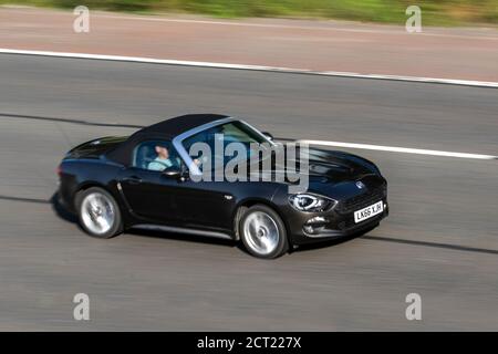 2016 Fiat 124 Spider Lusso + Multiair; veicoli in movimento a traffico veicolare, auto che guidano veicoli su strade britanniche, motori, motori sulla rete autostradale M6. Foto Stock