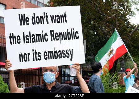 I manifestanti di Toronto, Canada, denunciano il regime iraniano e dicono di non voler riaprire l'ambasciata mentre batte la bandiera pre-regime. Foto Stock