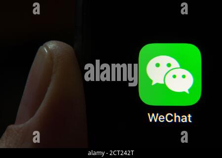 Cellulare con WeChat su iphone 11. il presidente degli Stati Uniti Donald Trump vieta le applicazioni della Cina a causa della sicurezza nazionale Foto Stock