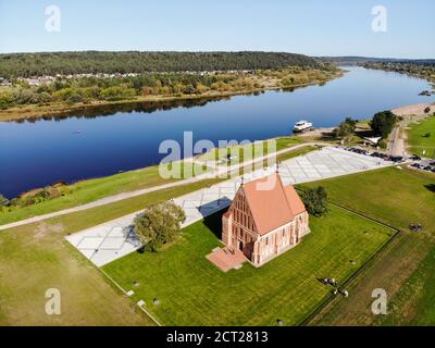 Veduta aerea della vecchia chiesa di st. Giovanni battista a Zapyskis, distretto di Kaunas, Lituania Foto Stock