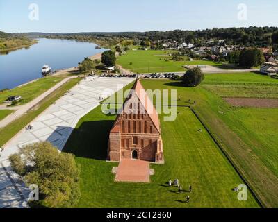 Veduta aerea della vecchia chiesa di st. Giovanni battista a Zapyskis, distretto di Kaunas, Lituania Foto Stock