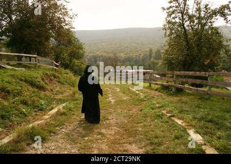 Monastero di Agafton, Contea di Botosani, Romania. Non camminare sui terreni del monastero, con vista sulle colline coperte di boschi di fronte. Foto Stock