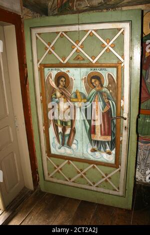 Monastero di Agafton, Contea di Botosani, Romania. Dipinto raffigurante gli arcangeli Michael e Gabriel sulla porta della chiesa in legno del 18 ° secolo. Foto Stock