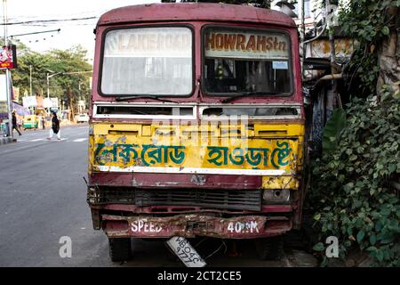 Kolkata, India - 1 febbraio 2020: Vista frontale di un vecchio autobus di trasporto pubblico locale in rosso, marrone e giallo tra Lakeroad e la stazione di Howrah Foto Stock